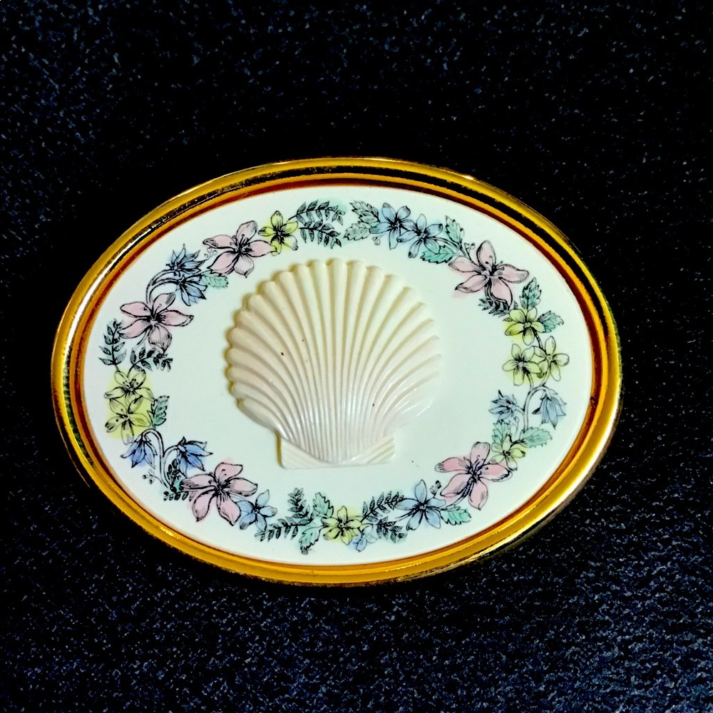 VINTAGE BARLOW FLORAL SCRIMSHAW SEASHELL BROOCH 💙